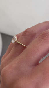 Bagues de fiançailles en diamant de laboratoire de luxe en or massif 18 carats de créateur exclusif Bagues à double diamant coupe poire au design unique pour elle OEM - Product Image 2