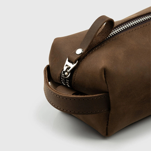 Pochette cosmétique simple en microfibre marron avec fermeture éclair et dragonne, trousse de toilette portable pour le voyage - Product Image 4