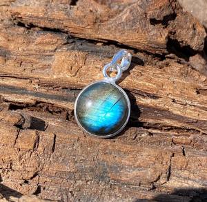 Colgante de labradorita natural hecho a mano, plata de ley 925, piedra preciosa única, joyería de moda, regalo para mujeres y hombres - Product Image 2