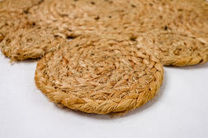 Napperon tressé en jute naturel fabriqué à la main Vaisselle rustique écologique pour une expérience culinaire authentique - Product Image 2