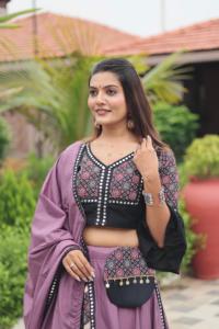 Femmes été col en V entièrement cousu pur cottan Lehenga Choli Festival mignon lâche miroir lourd dentelle et imprimé Ajarakh - Product Image 3