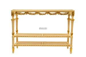 Table console en or artisanale de luxe avec tablier sculpté orné et étagères à double canne de style classique - Product Image 2