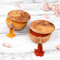 Ensemble de 2 salières tunisiennes en bois d'olivier avec couvercles et 2 cuillères à épices (bois d'abeille)