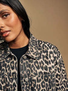 La última chaqueta vaquera cuadrada de algodón con estampado de leopardo para mujer con logotipo personalizado, cierre de botones diseñado para mujer para comodidad en todas las estaciones - Product Image 3