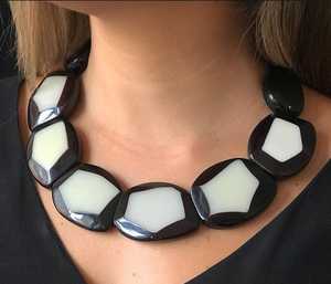 Collier chic et moderne en résine avec effets tourbillonnants et scintillants faits à la main, idéal pour les fêtes, les événements, les cadeaux et les accessoires de mode - Product Image 1