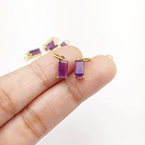 Améthyste Pierre de naissance en forme de baguette Pierre précieuse plaquée or Petit pendentif à breloque fait main pour la fabrication de colliers Pyramide Précieuse - Product Image 3