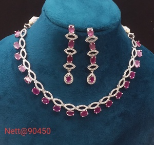 Ensemble de bijoux en diamants américains exquis pour femmes Collier et boucles d'oreilles élégants Mélange parfait de mode moderne et traditionnelle - Product Image 3