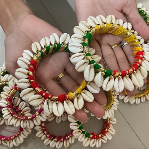 Surtido de brazalete de concha de cauri de varios colores Favores DE BODA peculiares Ideas de favores de Mehendi Accesorios nupciales Joyería étnica para favores - Product Image 5