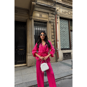 Conjunto de Blusa Cruzada de Satén Fucsia con Lazos y Pantalones para Mujer - Product Image 1