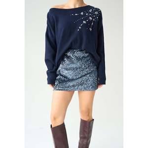 Pull bleu marine avec embellissement en pierres sur l'épaule - Product Image 1