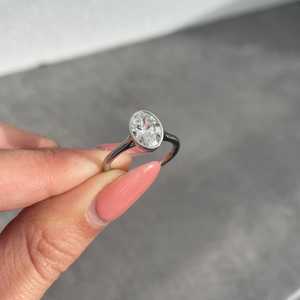แหวนเพชรทรงรี 1.50 กะรัต ได้รับการรับรองจาก IGI สี DEF ฝังแบบ Bezel Set - Product Image 4