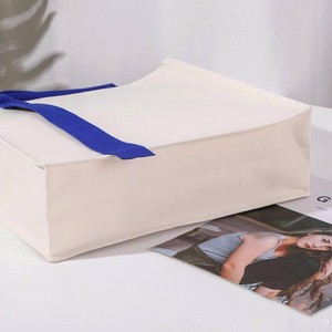 Sac fourre-tout en toile couleur crème avec poignée bleue et fermeture magnétique pour usage quotidien - Product Image 5