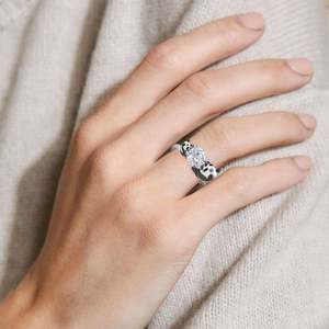 แหวนเงินแท้ทรงกลมเจียระไนรูปหมีแพนด้า แบรนด์ Jeulia Hug Me Love Mom and Baby - Product Image 4