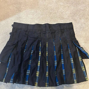 Kilt utilitaire hybride en coton noir avec doublure en tartan national irlandais et sangles en cuir 2026 - Product Image 2