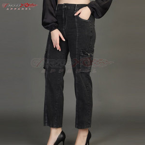 Pantalon Cargo de couleur noire pour femme avec poches utilitaires et design inspiré pour un pantalon Cargo confortable de style audacieux pour femme - Product Image 4