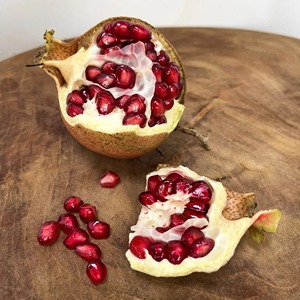 Melograni freschi di colore rosso naturale naturale melograni freschi succosi e dolci con 100% puro gusto naturale fresco della fattoria - Product Image 3