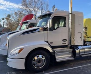 ยอดขายสูงสุดสำหรับปี 2023 2024 2022 รถบรรทุก KENWORTH T680 พร้อมจัดส่ง - Product Image 1