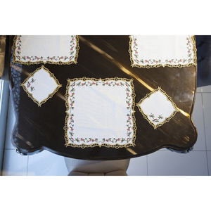 Servilleta de Lujo con Bordado Kokina Calado en Dorado, 40x40cm, Mantel Individual Navideño, Material de Tela Resistente a las Manchas - Product Image 2