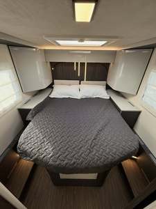 Autocaravana de Lujo Mobil Vita para 4-6 Personas, Una Habitación, Furgoneta Camper de Aluminio con Refrigerador y Cama, Emisión EURO 5 - Product Image 4