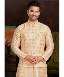 Thobekurta งานแต่งงานอินเดียสำหรับผู้ชายล่าสุดผ้า Punjabi Khadi มีชุดนอนสไตล์กระดุมและโซ่