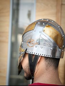 Casco de Guerrero Vikingo Hecho a Mano con Acabado en Latón y Acero, Casco de Armadura Nórdica Medieval para Exhibición, Cosplay y Coleccionistas - Product Image 4