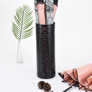 Paragüero metálico independiente diseñado para espacios compactos, rincones de entrada y colocación elegante en el suelo. - Product Image 4