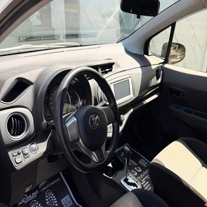 Vitz de Moda con Volante a la Izquierda, Interior Oscuro, Automático - Product Image 3