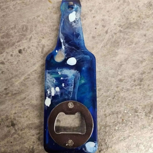 ที่เปิดขวดทำจากเรซินที่มีศิลปะทันสมัยพร้อมสไตล์การตกแต่งที่เหมาะสำหรับห้องครัวที่เรียบง่ายและการจัดตกแต่งภายในบาร์ที่ทันสมัย - Product Image 1