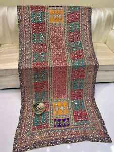 Dupatta Tradicional de Seda Hecha a Mano en Rosa Vibrante y Naranja con Intrincados Paneles Bordados Multicolores con Trabajo de Espejo - Product Image 5