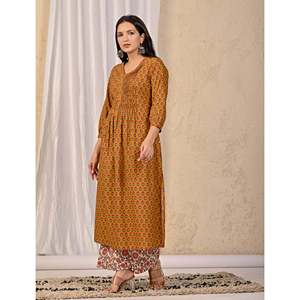 Ensemble Kurta et pantalon en coton moutarde avec décoration plissée et imprimé au bloc - Product Image 4