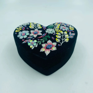 กล่องใส่เครื่องประดับผ้ากำมะหยี่ลายดอกไม้รูปหัวใจ ปักมืออย่างประณีต ปรับแต่งได้ ของชำร่วยงานแต่งงาน หลายสี - Product Image 1