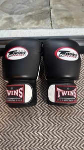 Guantes de boxeo gemelos Guantes de combate de Kick Boxing Guantes de cuero de boxeo profesional Cómodos de la mejor calidad 2017 - Product Image 2