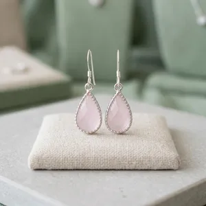 Pendientes de Cuarzo Rosa Delicados NH-SE-79 de Niharika Gems, Chapados en Oro, Plata de Ley 925, Color Rosa, Minimalistas, de Quince Milímetros, con Cable para la Oreja - Product Image 4