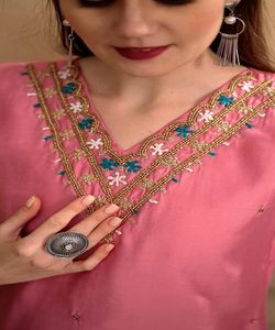 Conjunto de Kurta Étnico de Seda Romana y Viscosa con Trabajo a Mano, Top y Pantalón con Dupatta, para Fiestas y Eventos Festivos, Precio al por Mayor - Product Image 2