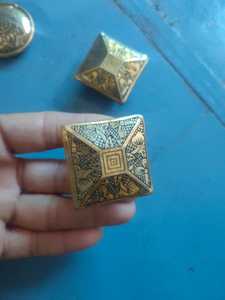 Cuentas de metal en relieve hechas a medida ideales para usar como colgantes y en joyería, también se puede usar en cinturones - Product Image 6