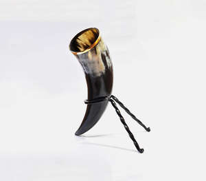 Authentique corne à boire viking artisanale avec élégant bord en laiton doré et support robuste en fer forgé, finition traditionnelle polie - Product Image 3