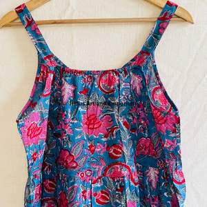 Hermoso Vestido Estampado Floral en Bloques de Algodón, Vestido para Uso Casual, Vestido Estampado a Mano - Product Image 2