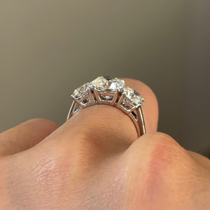 เครื่องประดับเจ้าสาวสุดคลาสสิก สง่างาม ไม่เคยล้าสมัย แหวนหมั้นเพชรทรงกลม 1.5 กะรัต เพชรเลี้ยงในห้องปฏิบัติการ ประดับเพชรสามเม็ด ทอง 14K - Product Image 3