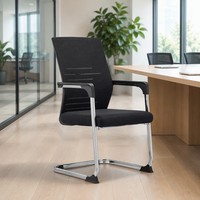 Chaise de bureau visiteur moderne noire en maille, à dossier haut, avec support lombaire, coussin en mousse et cadre chromé