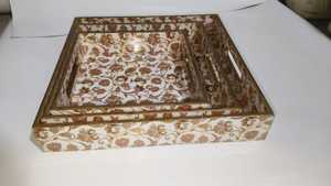 Ensemble de plateaux en bois enduit d'émail personnalisés de luxe avec un design végétal inspiré de l'art déco pour une présentation de repas et de service haut de gamme - Product Image 3