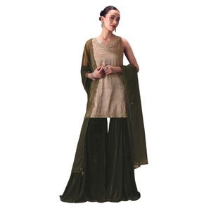 Kurta en tissu brodé argenté avec velours Sharara et Dupatta Premium Womens Ethnic Wedding and Festive Wear Outfit - Product Image 1