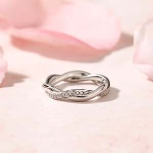 Anillo de Boda de Diamantes Jeulia con Diseño Personalizado de Entrelazado de Amor para Mujer - Product Image 4