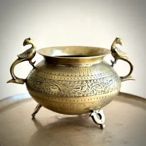 Maceta Moderna de Latón Tallado para Uso en el Hogar y en el Suelo - Product Image 1