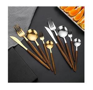 ชุดช้อนส้อมมีด้ามจับสีน้ำตาลเป็นมิตรกับสิ่งแวดล้อมสำหรับ5ชิ้นด้วยวัสดุที่ยั่งยืนและการออกแบบที่ทันสมัย - Product Image 1