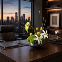 Arrangement élégant d'orchidées et de lys artificiels dans un pot noir, verdure artificielle professionnelle pour la décoration de bureaux et d'hôtels