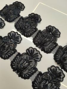 Aplique de encaje con cuentas bordadas florales Diseño destacado único para motivo texturizado decorativo para resaltar la tela - Product Image 3