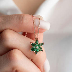 Collar Hallmark de Oro Blanco con Diamante y Perla, Chapado en Rodio, Cadena con Flor de Loto Verde de Moda para Compromiso - Product Image 2