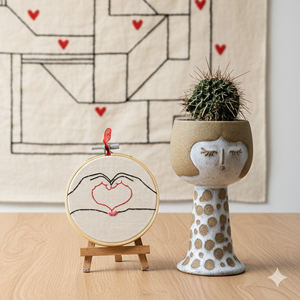 Broderie artisanale en forme de cœur sur cerceau en bois de 10 cm – Décoration murale minimaliste et cadeau romantique – Ornement de maison style DIY - Product Image 3