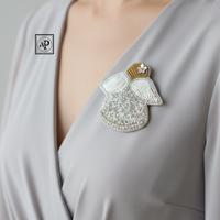 Broche élégante pour femme, plaquée argent, ornée de perles, de sequins blancs et de perles dorées, idéale pour les fêtes et les cadeaux.