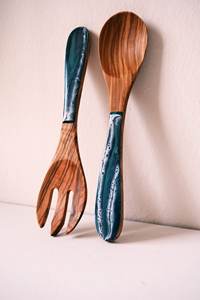 ชุดเซ็ตเซิร์ฟเวอร์สลัดมือจับทำจากเรซินสีมีชุดเครื่องครัวไม้อาคาเซียมมะม่วงทำจากธรรมชาติผลิตในอินเดีย - Product Image 2